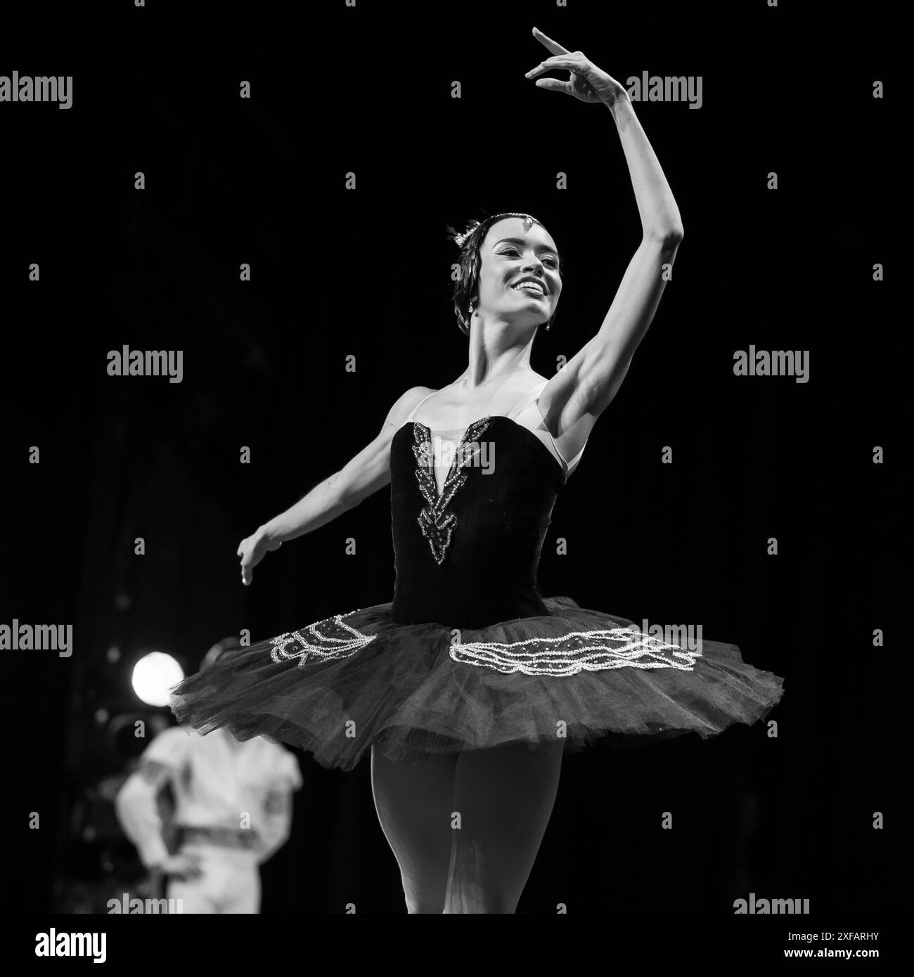 Madrid, Spanien. Juli 2024. Tänzer treten während der Präsentation des „Schwanensees“ (lago de los Cisnes) durch das Nationalballett Kuba im gran Via Theater in Madrid auf. Juli 2024 Spanien Credit: SIPA USA/Alamy Live News Stockfoto