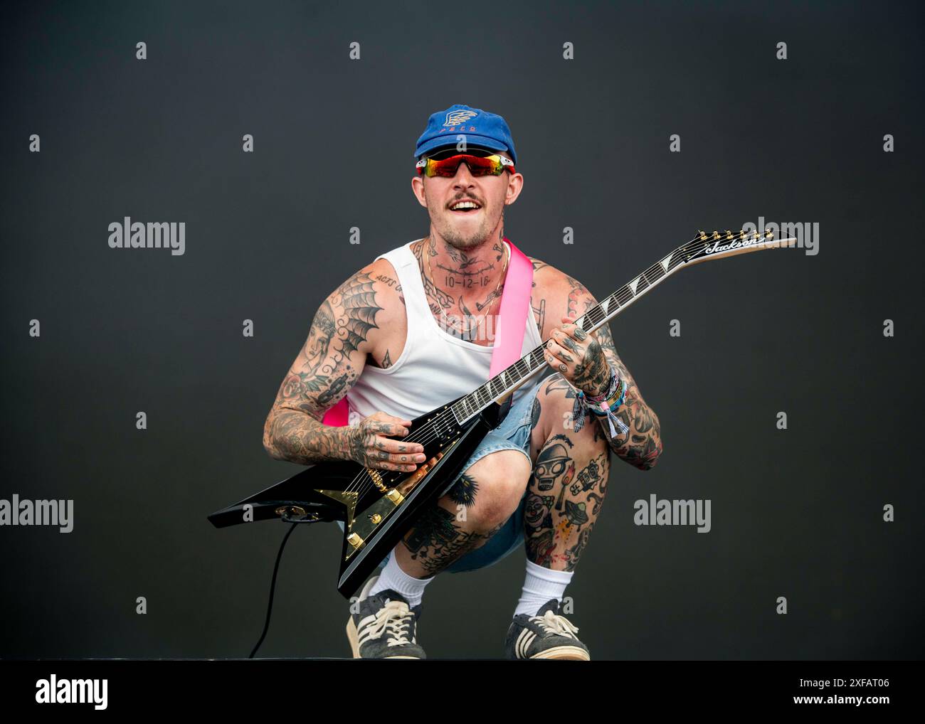 Glastonbury, Großbritannien. Tag 5, 30. Juni 2024. Laurie Vincent von Soft Play tritt live auf der anderen Bühne des Glastonbury Festivals auf, der Worthy Farm in Somerset. Bilddatum: Sonntag, 30. Juni 2024. Das Foto sollte lauten: David Jensen / Alamy Live News Stockfoto