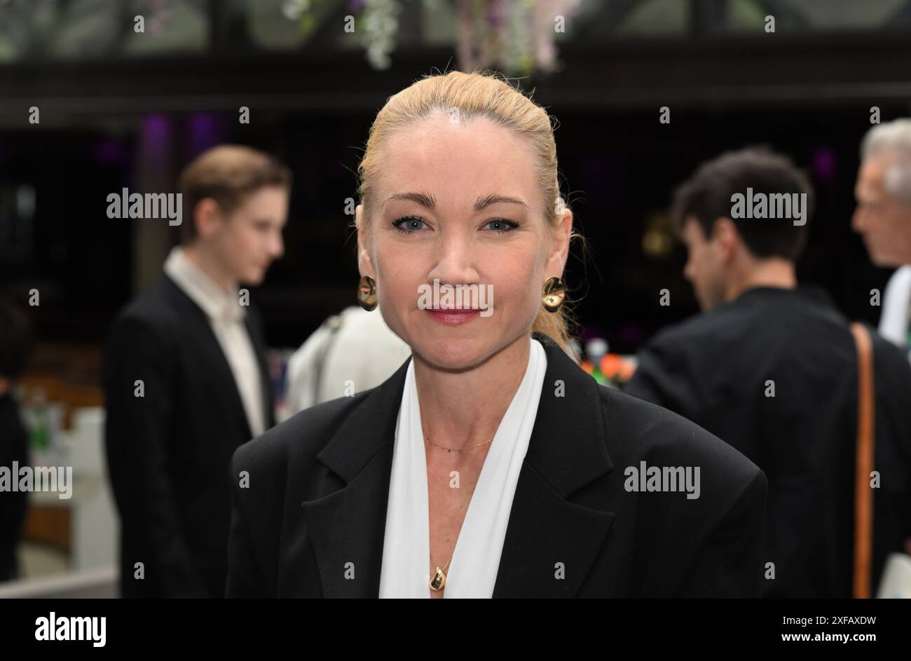 München, Deutschland. Juli 2024. Schauspielerin Lisa Maria Potthoff feiert während der Münchner Filmfestspiele bei der ZDF Orange Hour in Hugo's Restaurant. Quelle: Felix Hörhager/dpa/Alamy Live News Stockfoto