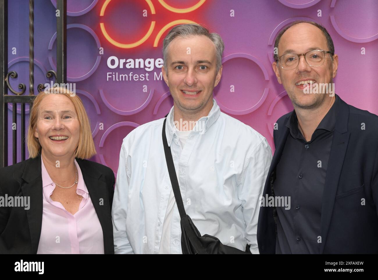 München, Deutschland. Juli 2024. Heike Hempel (l-r), Leiterin der ZDF-Hauptredaktion für TV-Filme/Serien, Moderator Jan Böhmermann und stellvertretender Programmdirektor Frank Zervos bei der ZDF Orange Hour im Restaurant Hugo während der Filmfestd München. Quelle: Felix Hörhager/dpa/Alamy Live News Stockfoto