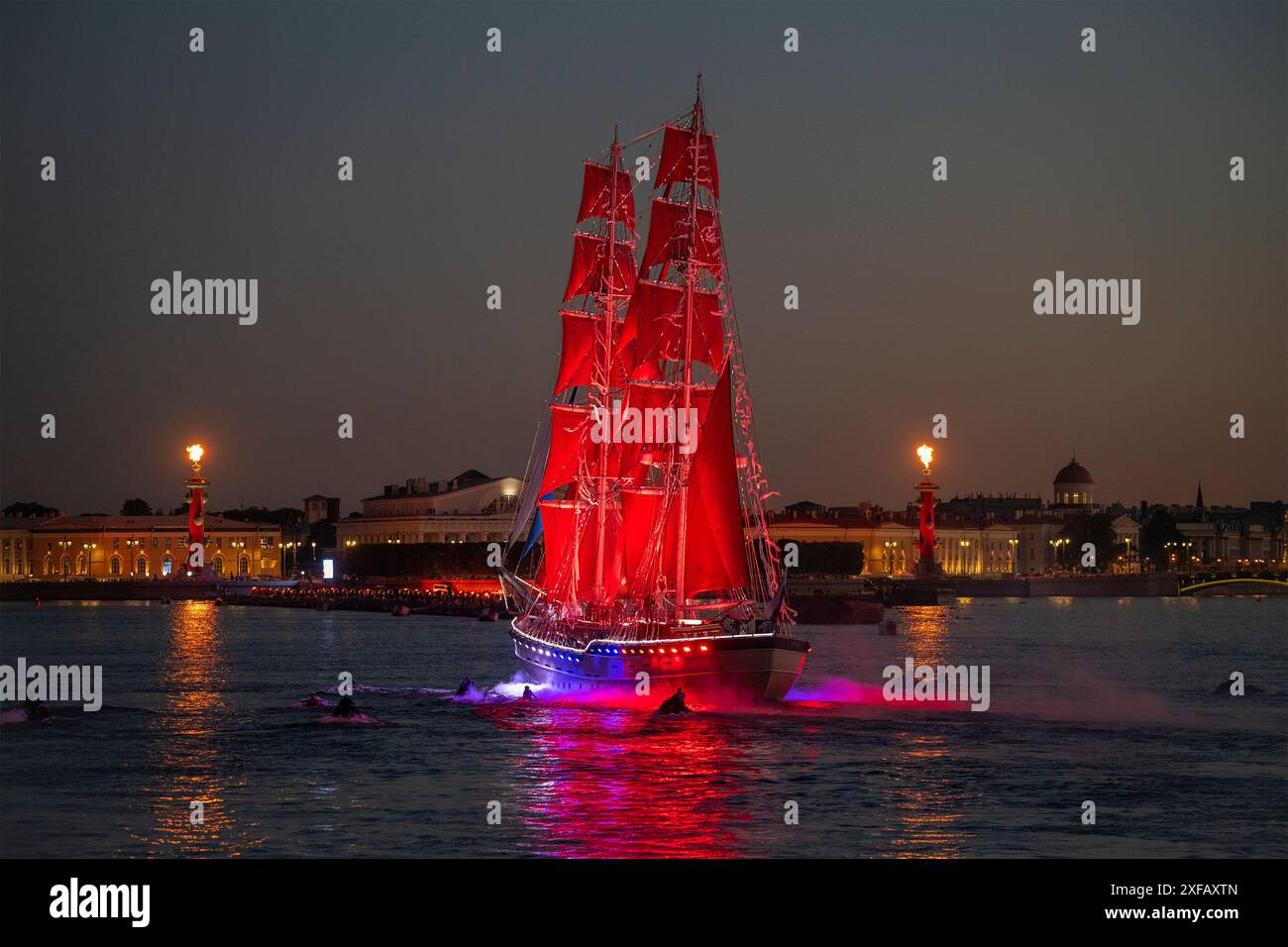 ST. PETERSBURG, RUSSLAND - 27. JUNI 2024: Die Brig 'Russland' vor dem Hintergrund von Rostral-Säulen. Scarlet Segel, Sankt Petersburg, Russland Stockfoto