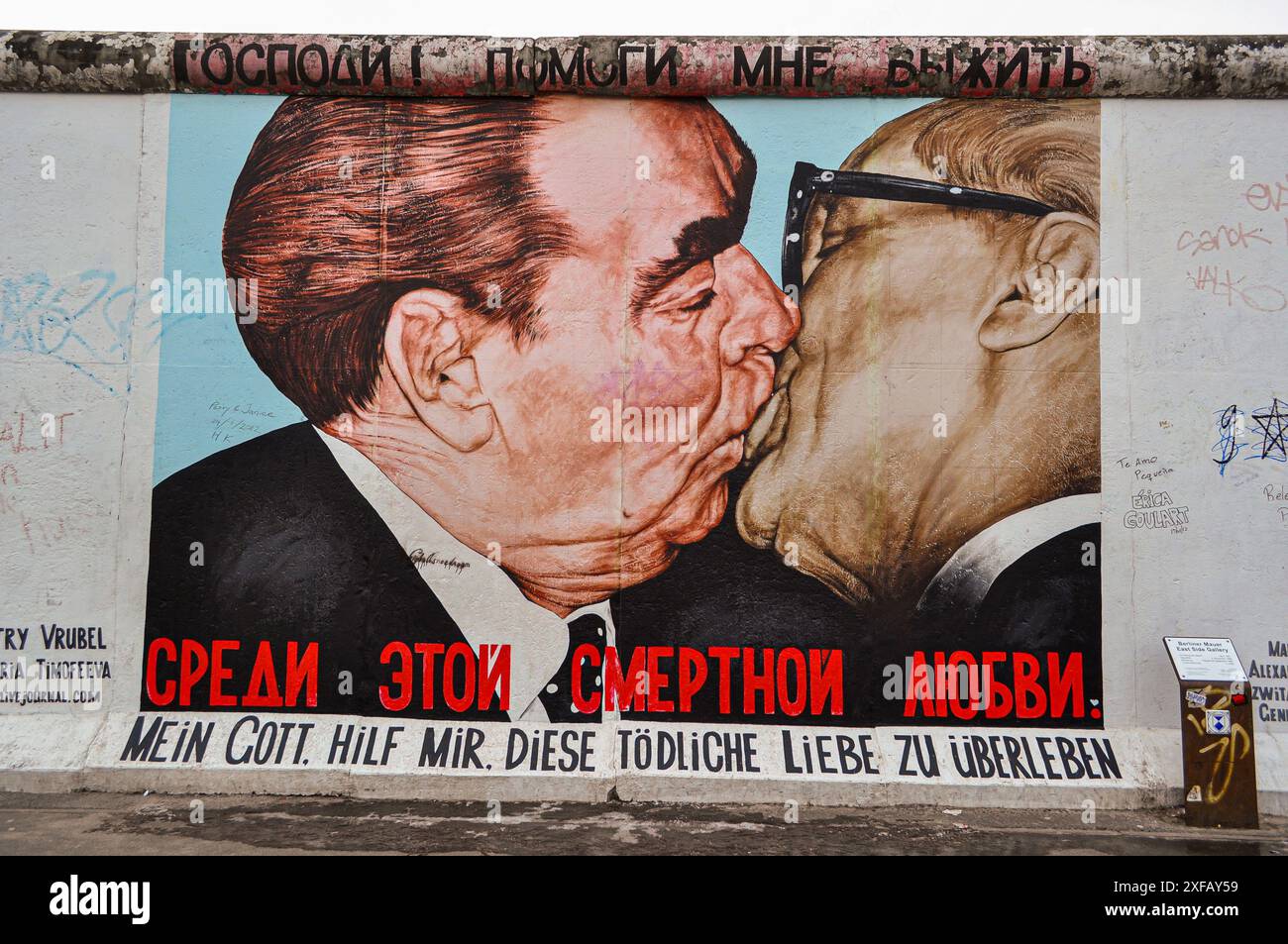 Berlin, Deutschland. Ein Graffiti namens mein Gott, hilf mir, diese tödliche Liebe von Dmitri Vrubel in der East Side Gallery der Berliner Mauer zu überleben Stockfoto