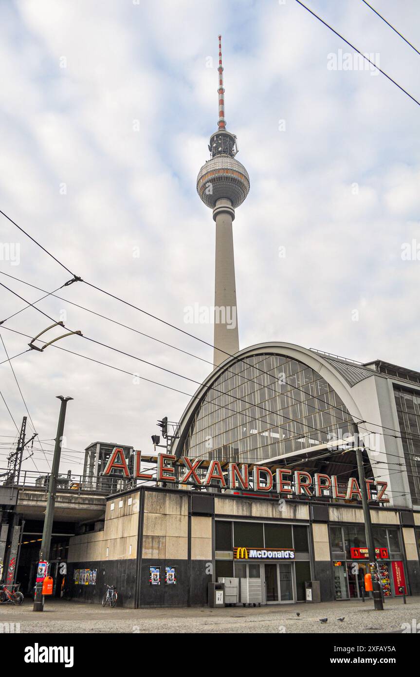 Berlin, Deutschland. Bahnhof Alexanderplatz mit McDonald's und Fernsehturm Stockfoto