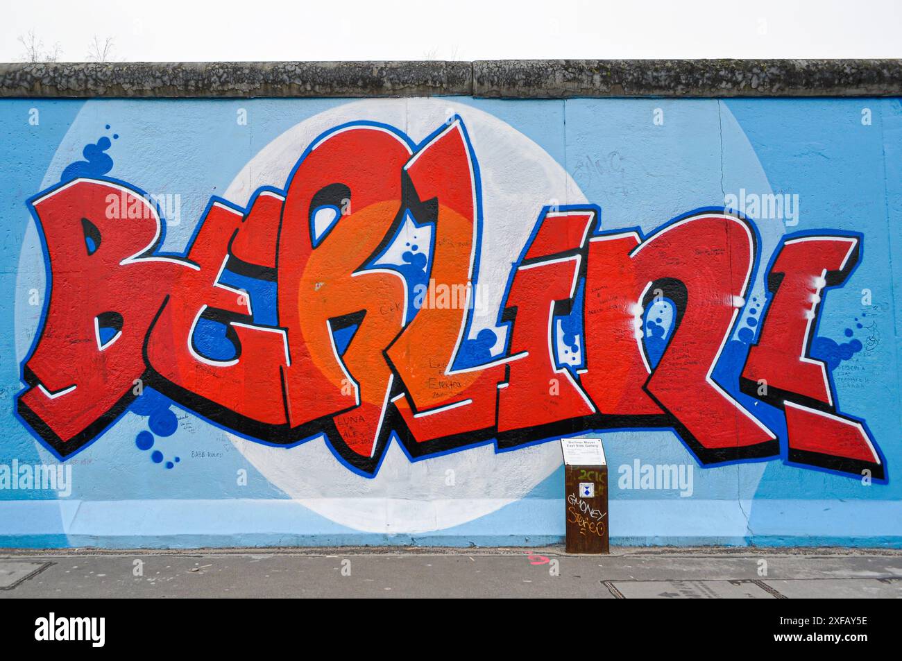 Berlin, Deutschland. Graffiti mit dem Namen der Stadt in der East Side Gallery in roten und blauen Farben Stockfoto