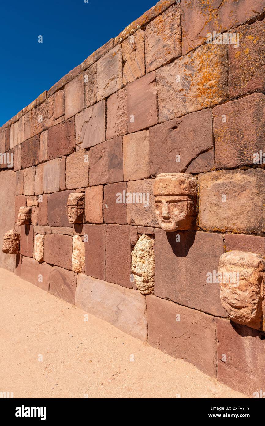 Versenkte quadratische Wände mit anthropomorphen menschlichen Gesichtsskulpturen, Tiwanaku, Bolivien. Stockfoto
