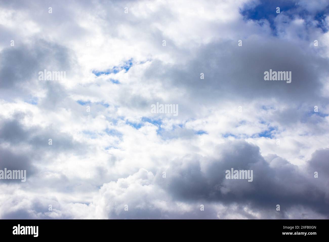 Trübes Wetter Meteorologie Hintergrund. Regnerische Wolken am bewölkten Himmel, vom Wind geweht Stockfoto