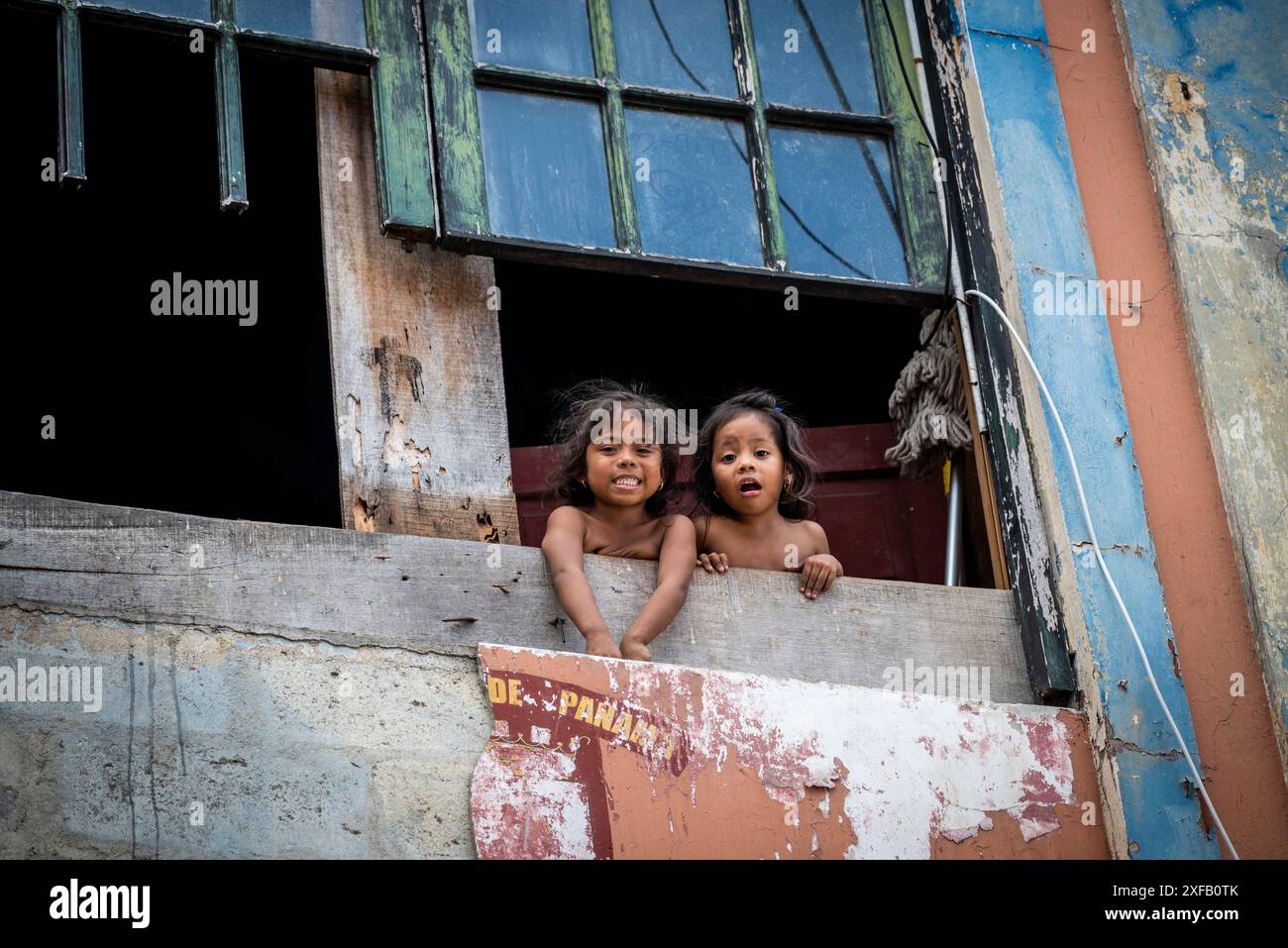 Zwei Mädchen, die aus einem Fenster schauen, Casco Viejo, das alte Stadtzentrum, Panama City, Panama Stockfoto