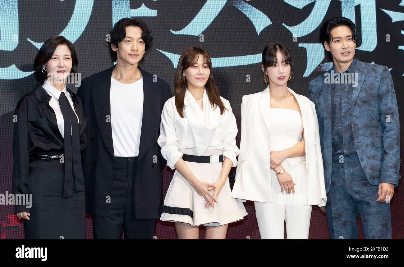 Seoul, Südkorea. Juli 2024. (L bis R) die südkoreanischen Schauspieler Seo Yi-sook, Jung Ji-hoon (Künstlername: Rain), Kim Ha-neul, Ki Eun-sae und Jung Gyu-woon nehmen am 2. Juli 2024 an einem Fotoanruf zur Disney Series Red Swan Press Conference im Conrad Hotel in Seoul, Südkorea, Teil. (Foto: Lee Young-HO/SIPA USA) Credit: SIPA USA/Alamy Live News Stockfoto