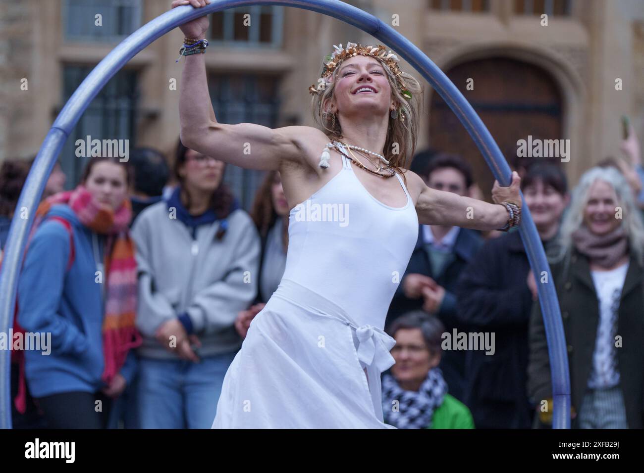 Ariel Dempsey zeigt ihre Fähigkeiten beim Tanzen mit einem Cyr Wheel, Mayday, auf den Straßen von Oxford, England Stockfoto