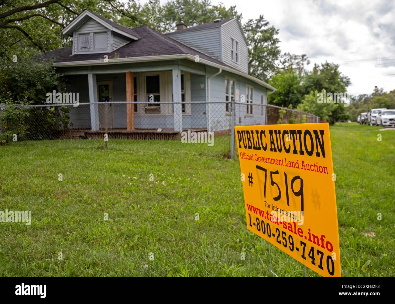 Southfield, Michigan – Ein Schild wirbt für die bevorstehende Online-Auktion eines Hauses, das wegen Nichtzahlung von Steuern gekündigt wurde. Stockfoto