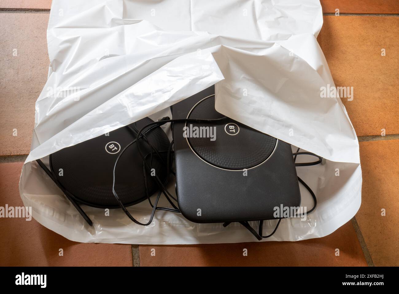 Verpackung alter BT-Heim-Hub- oder Router-Modemgeräte für die Rücksendung zum Recycling, England, Großbritannien Stockfoto