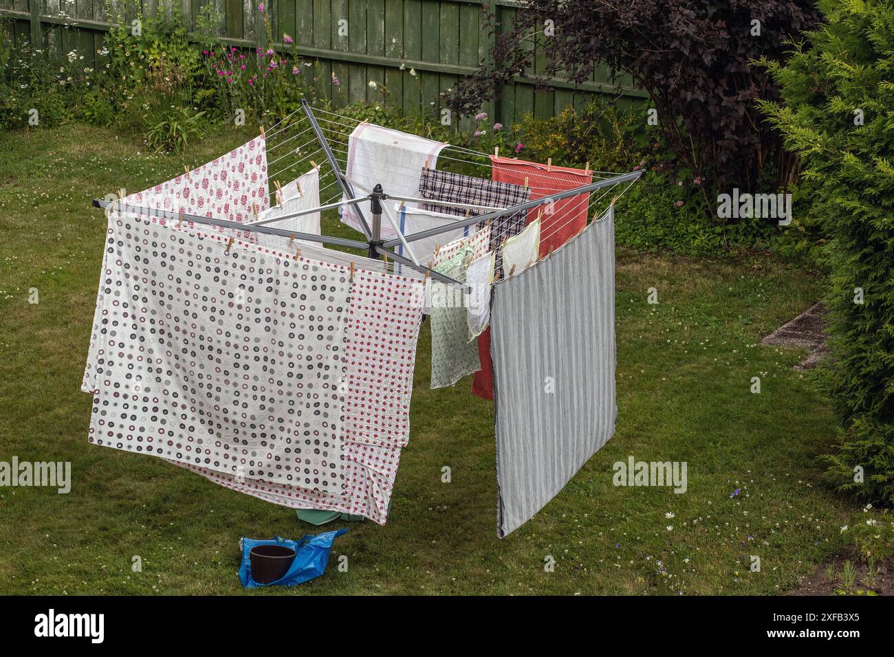 Trockenregal mit Wäschetrocknung im Garten, um Energie zu sparen, da kein elektrischer Trockner verwendet wird. Stockfoto