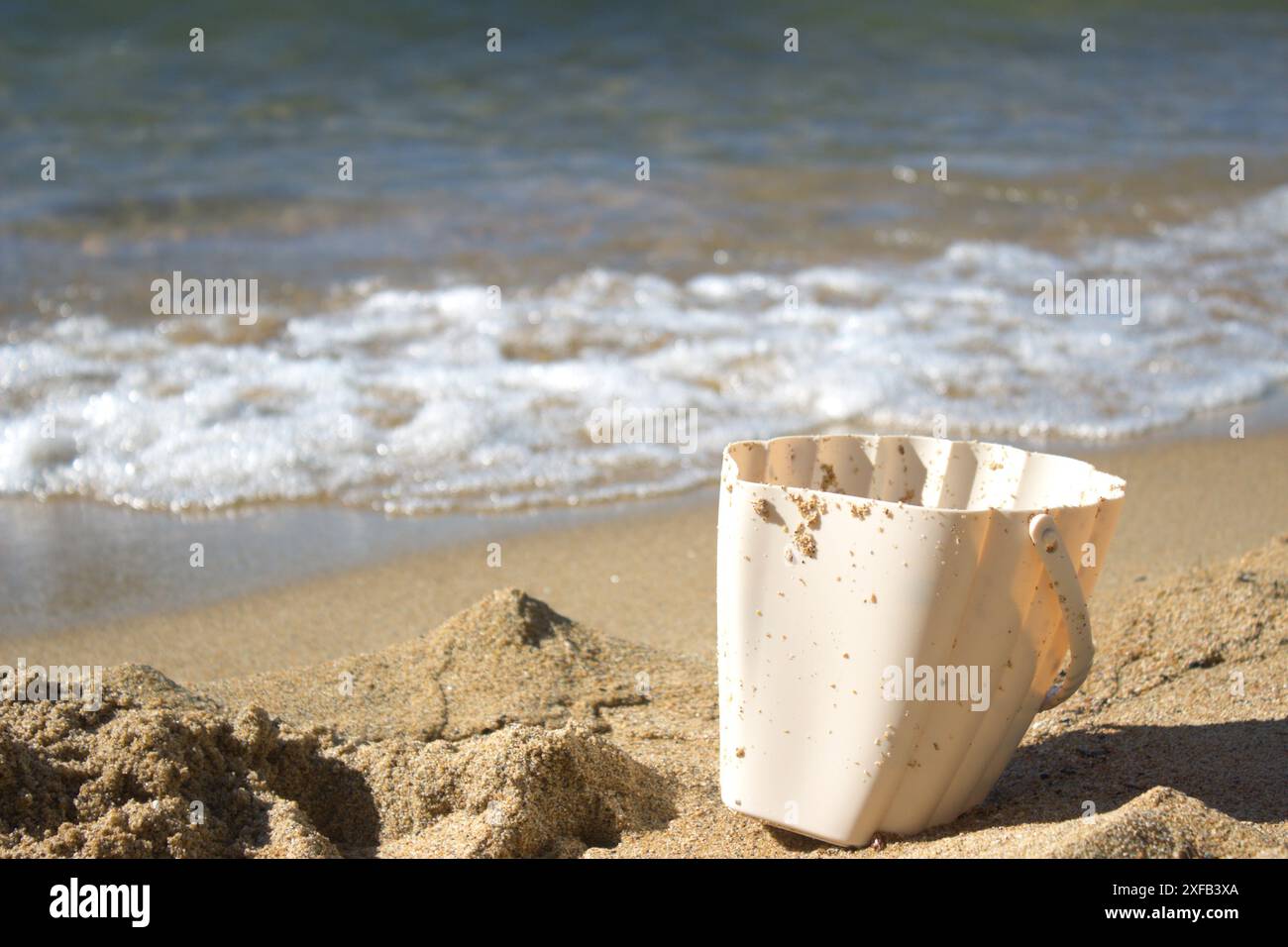 Ein Muscheleimer, der am Strand von Lake Tahoe, Nevada, sitzt. Stockfoto