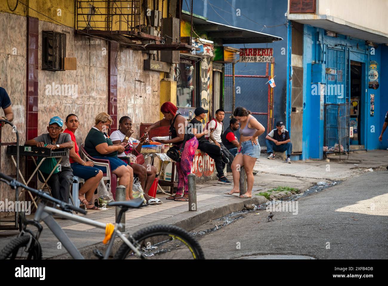 Die Leute hängen in der Avenida Central ab, einer belebten Straße voller Discounter, Cafés, Restaurants und Imbisswagen, Panama City, Panama, Cen Stockfoto