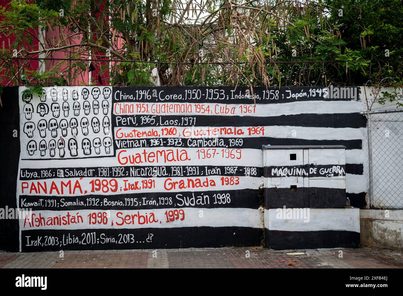 Eine Mauer, die amerikanische militärische Invasionen auf der ganzen Welt auflistet, Panama-Stadt, Panama, Zentralamerika Stockfoto