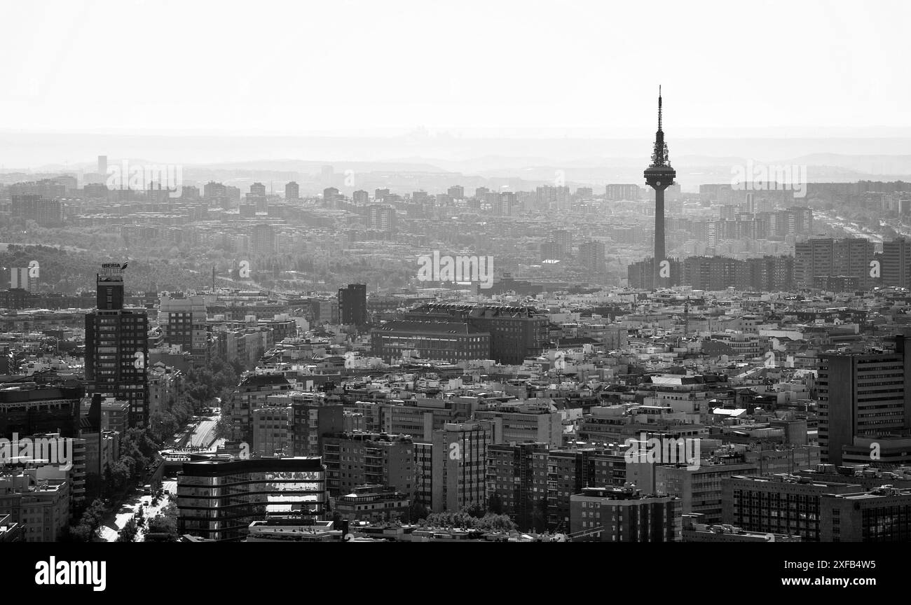 Schwarz-weiß-Luftaufnahme der Stadt Madrid. Skyline von Madrid mit Blick auf Torreespaña, auch bekannt als Piruli. Stockfoto