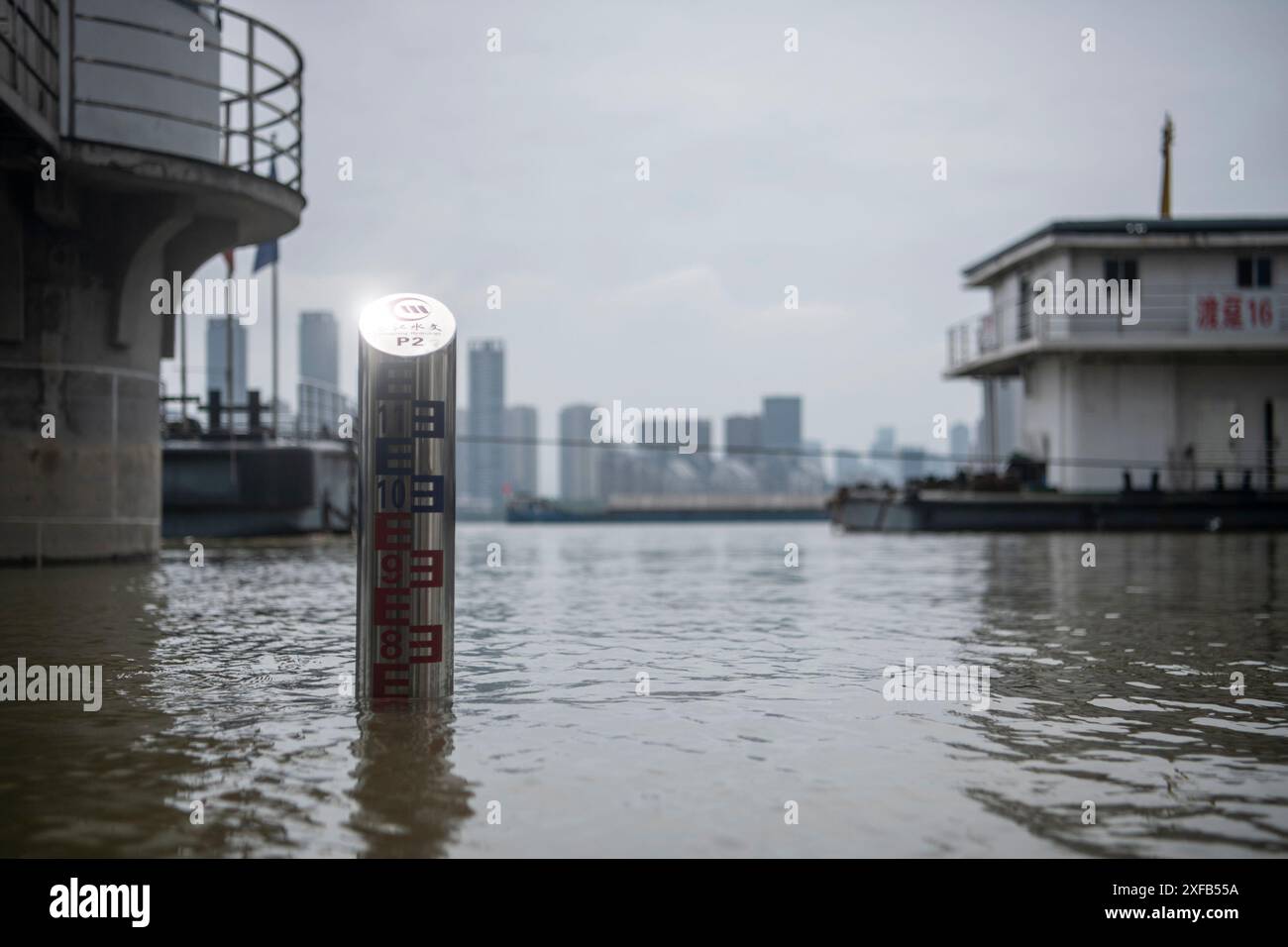 (240702) -- WUHAN, 2. Juli 2024 (Xinhua) -- dieses Foto vom 2. Juli 2024 zeigt einen Wasserstandsanzeiger im Yangtze-Fluss in Wuhan, der zentralchinesischen Provinz Hubei. Die Wasserstände in Abschnitten des mittleren und unteren Flusses des Yangtze-Flusses - Chinas längster Fluss - unterhalb der Mündung des Dongting-Sees, haben laut dem Ministerium für Wasserressourcen Dienstag die Warnmarke überschritten. Der Wasserstand in der Überwachungsstation Yangtze Hankou in der zentralchinesischen Provinz Hubei hatte Ende Montag 27,31 Meter erreicht, 0,01 Meter über der Alarmmarke, sagte das ministerium. (Xinhua/Wu Zhiz Stockfoto