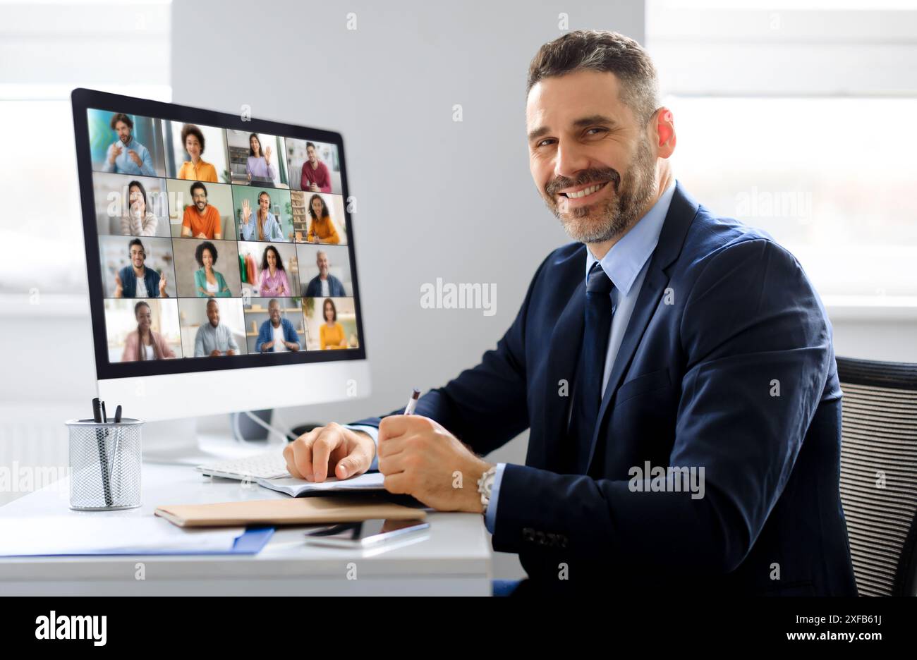 Geschäftsmann, der an einer Videokonferenz in einem Büro teilnimmt Stockfoto