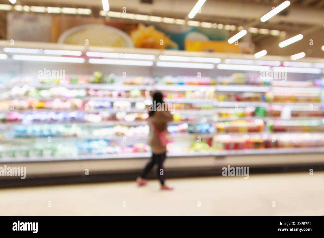 Supermarkt Kühlschrank Regale mit Fruchtsaft Softdrink Produkt abstrakte Unschärfe Hintergrund Stockfoto