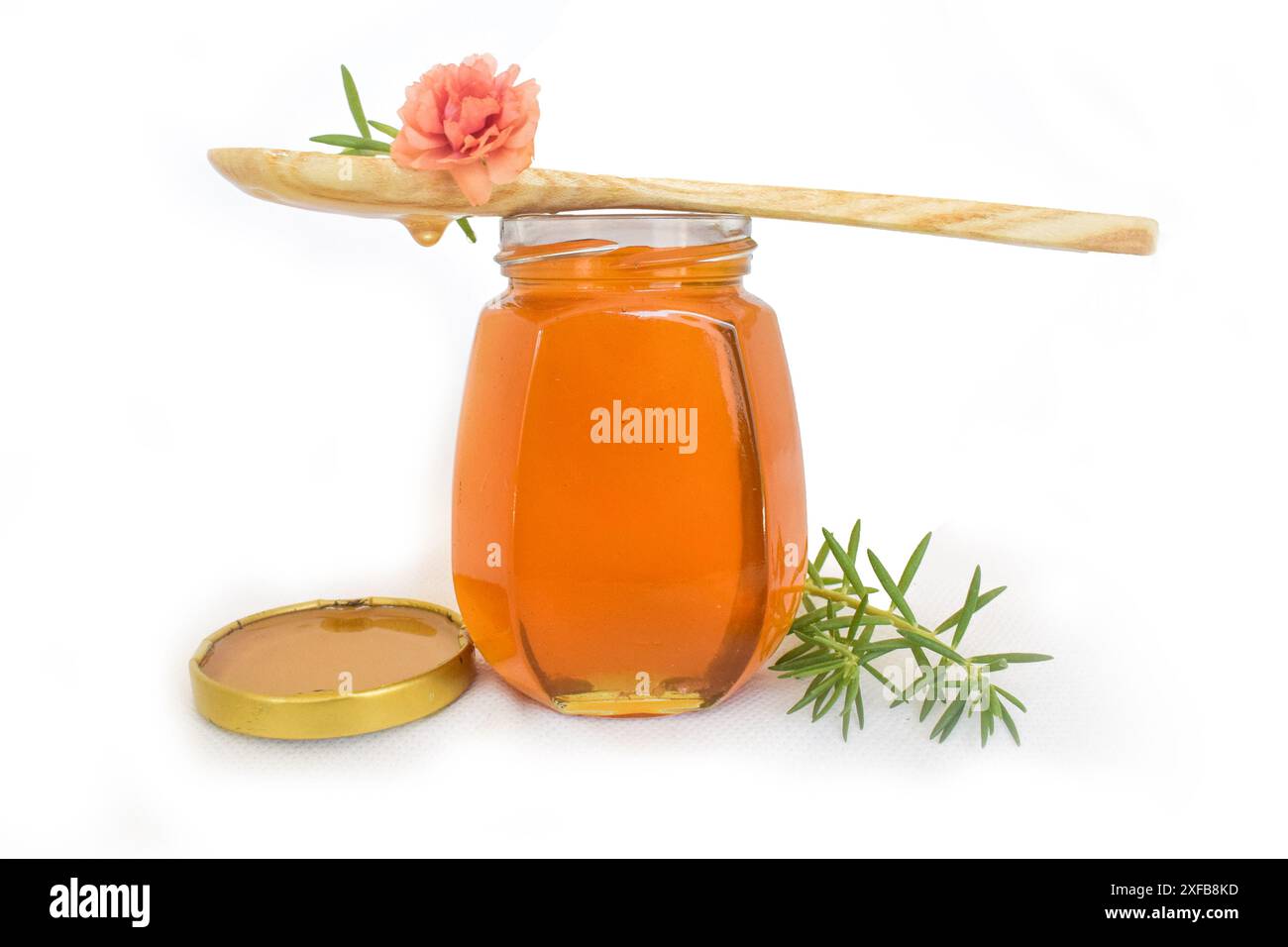 Glas mit Flüssigkeit, süßer Honig im Kamm, Glas Glas auf hölzernem Hintergrund, Honig aus der Natur Pollenblume in Glasflasche, Honigglas mit hölzernem Honig Stockfoto