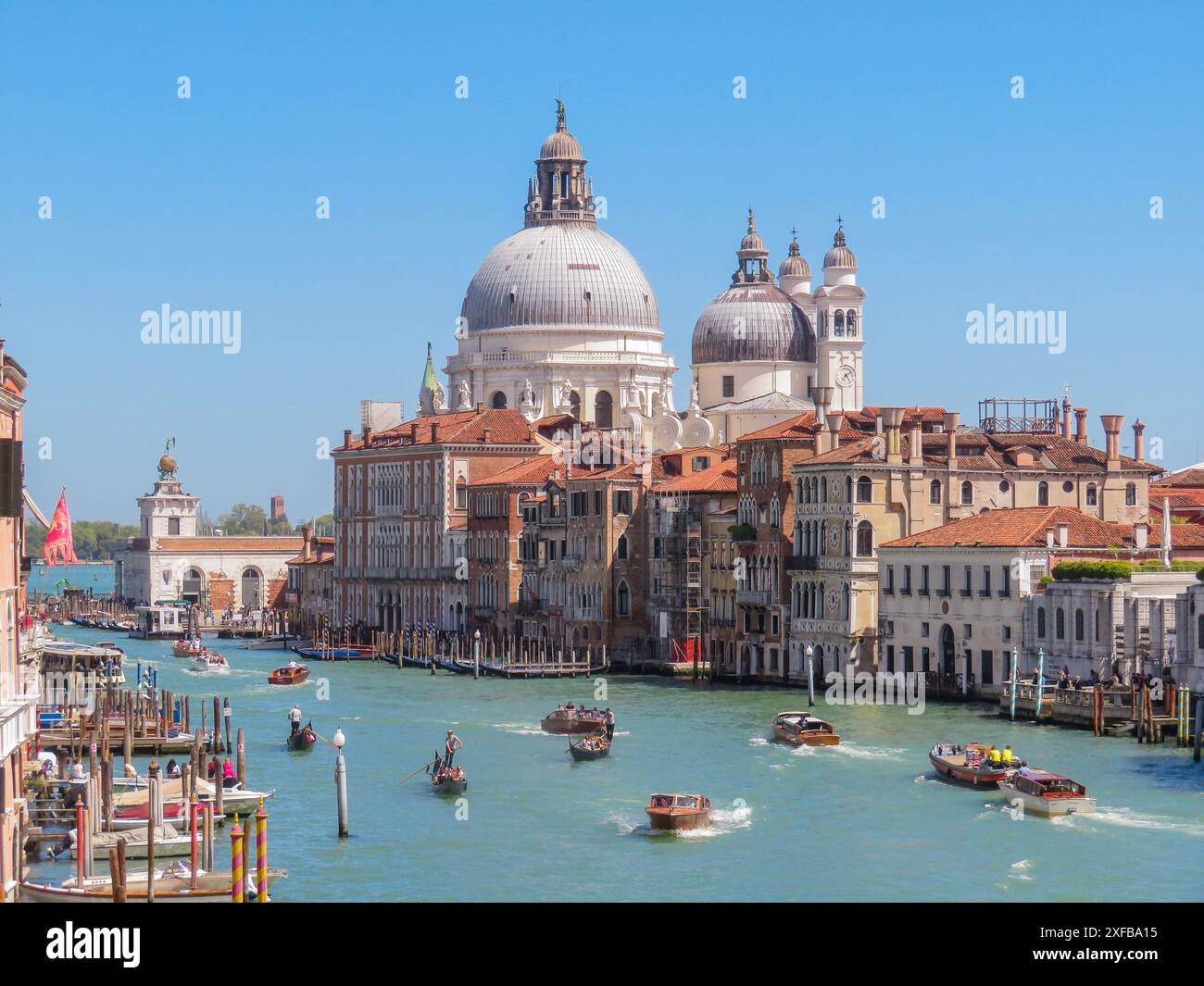 Italien, Venedig - Canale Grande mit Booten und Kirche Santa Maria della Salute von der Brücke Ponte dell'Accademia. Stockfoto