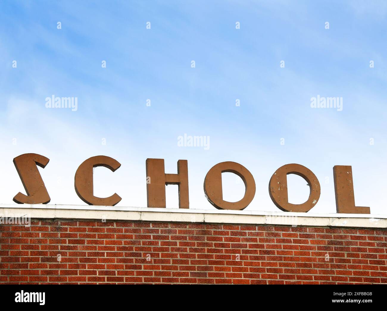 Die alte Schule in Pine Bluff, Arkansas, hat eine Schule zur Rechtschreibung von Großbuchstaben. Das Gebäude ist aus rotem Backstein. Stockfoto