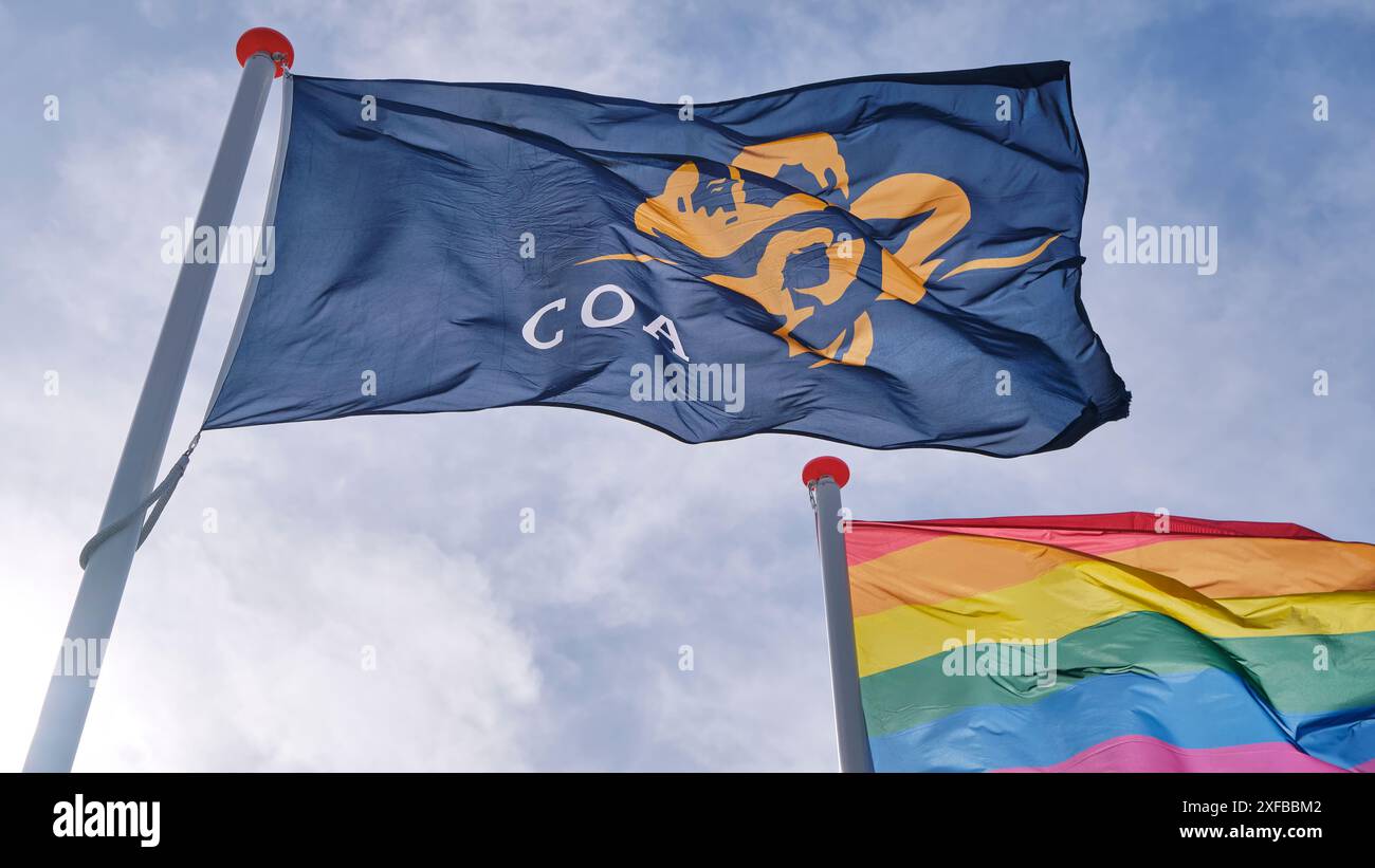 Flagge des COA und Regenbogenfahne am Eingang eines temporären Wohnortes für Asylbewerber oder AZC in den Niederlanden Stockfoto