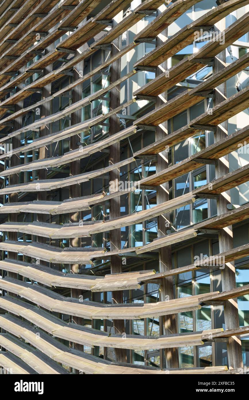 Wetsus-Gebäude mit seiner Struktur aus hölzernen Sonnenjalousien und Tageslichtsteuerung in Leeuwarden. Es ist das europäische Zentrum für nachhaltige Wassertechnologie Stockfoto