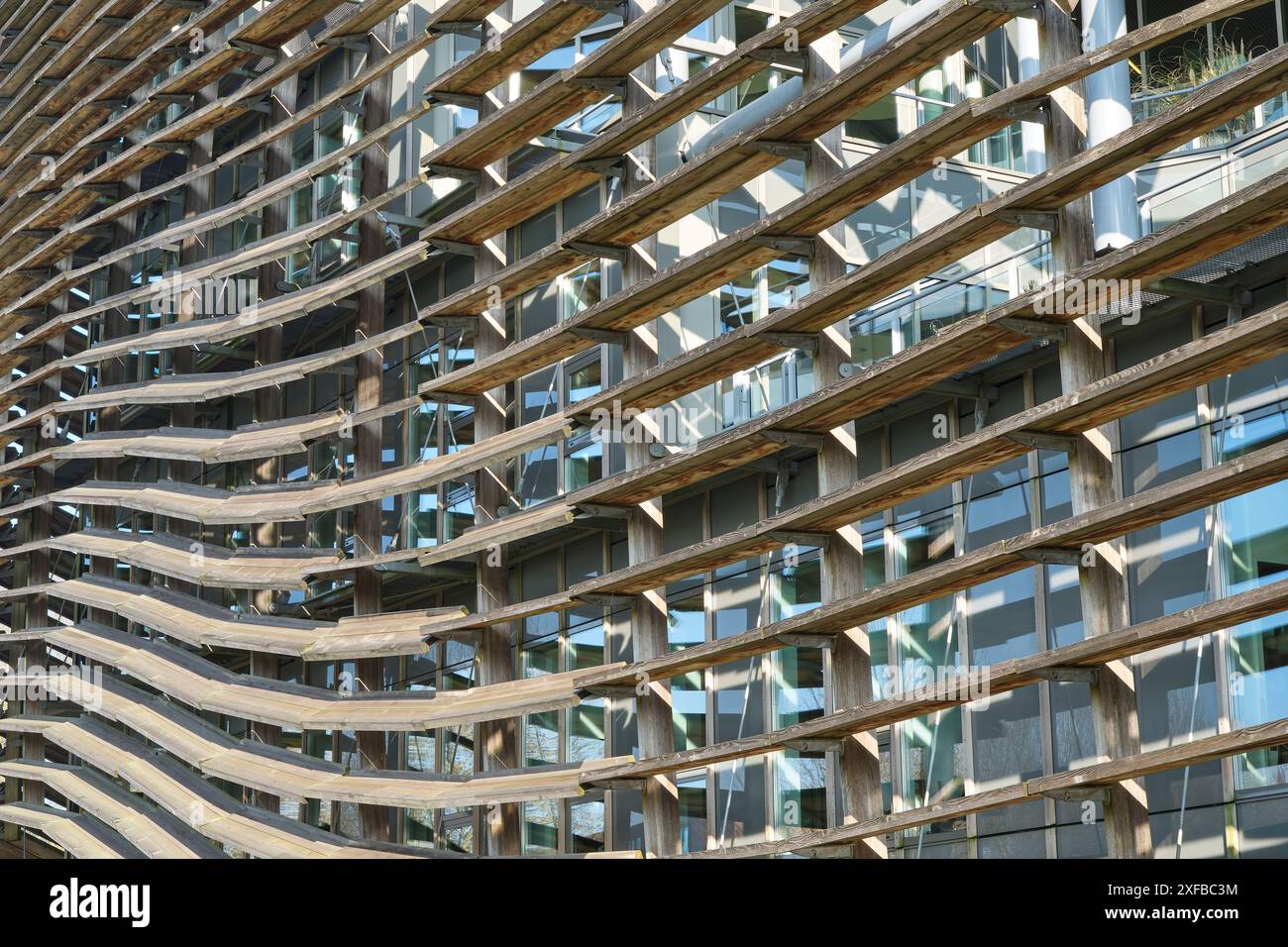 Wetsus-Gebäude mit seiner Struktur aus hölzernen Sonnenjalousien und Tageslichtsteuerung in Leeuwarden. Es ist das europäische Zentrum für nachhaltige Wassertechnologie Stockfoto
