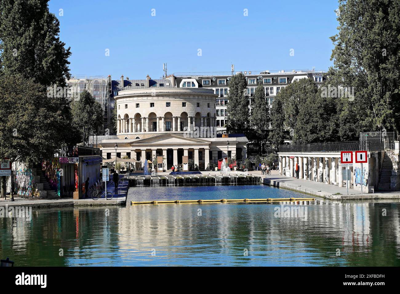 Canal Saint, Martin, Schifffahrtskanal im Osten von Paris, Paris, Frankreich, Europa, Rundes Stadtgebäude mit Kanal davor und umliegenden Bäumen Stockfoto