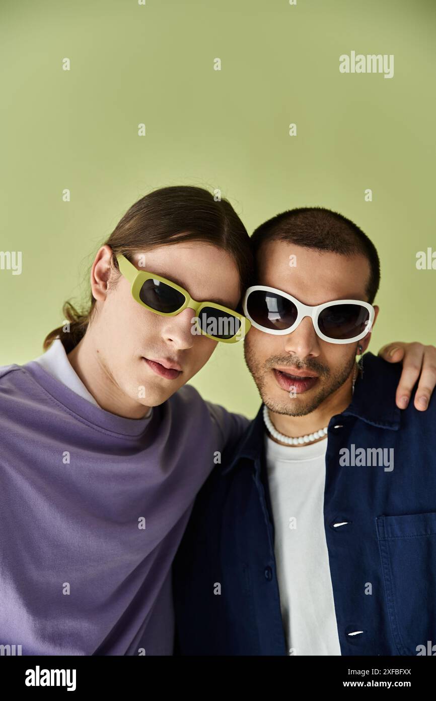 Zwei Männer mit Sonnenbrille posieren zusammen für ein Foto. Stockfoto