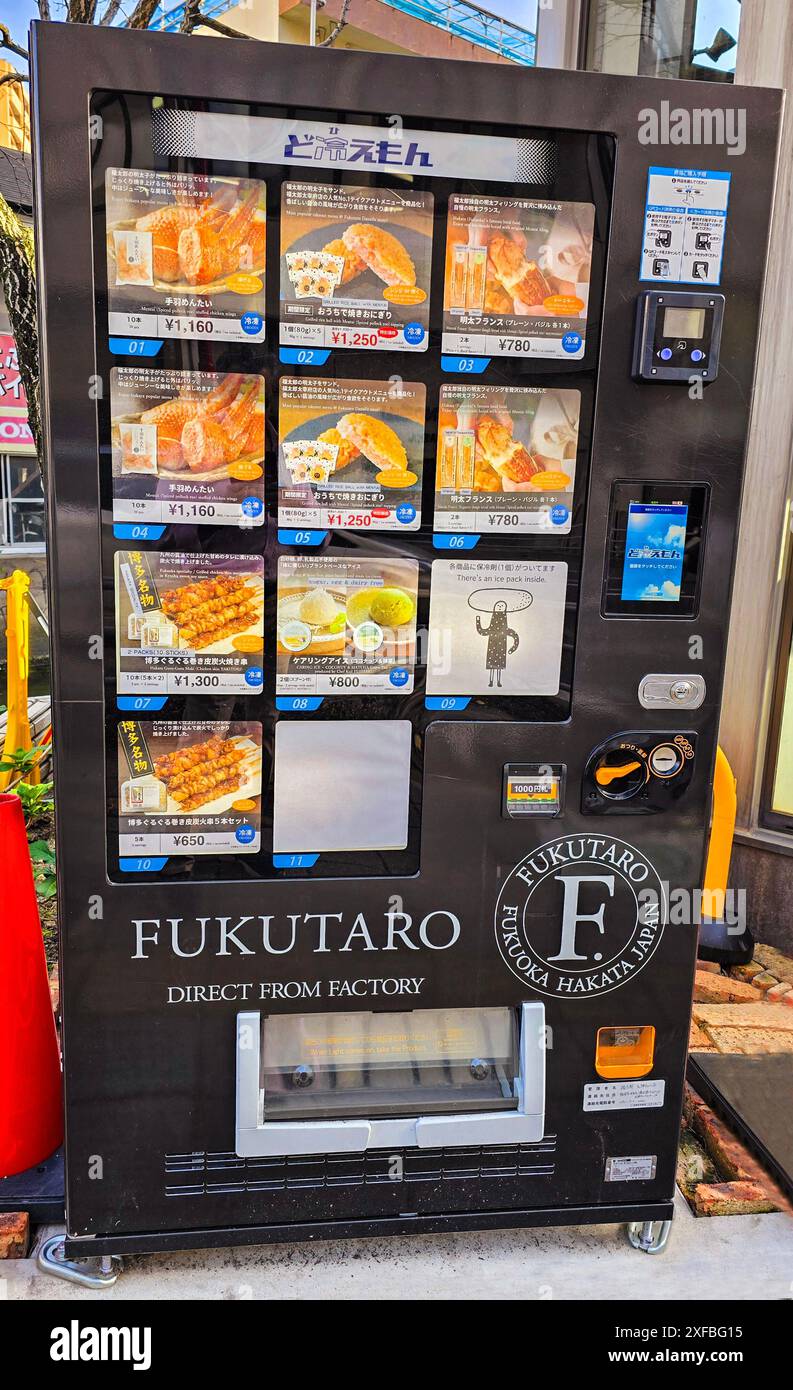 Automaten in Japan bieten eine enorme Auswahl an Produkten, die Sie kaufen können. Manchmal fühlt es sich an, einen Schatz zu finden, nur weil diese Automaten einzigartig sind und wie ungewöhnlich es ist, auf einen Automaten zu stoßen, der sich von anderen unterscheidet. In Fukuoka, einer südjapanischen Stadt, werden in diesem Automaten komplette Gerichte verkauft. Japan. Stockfoto