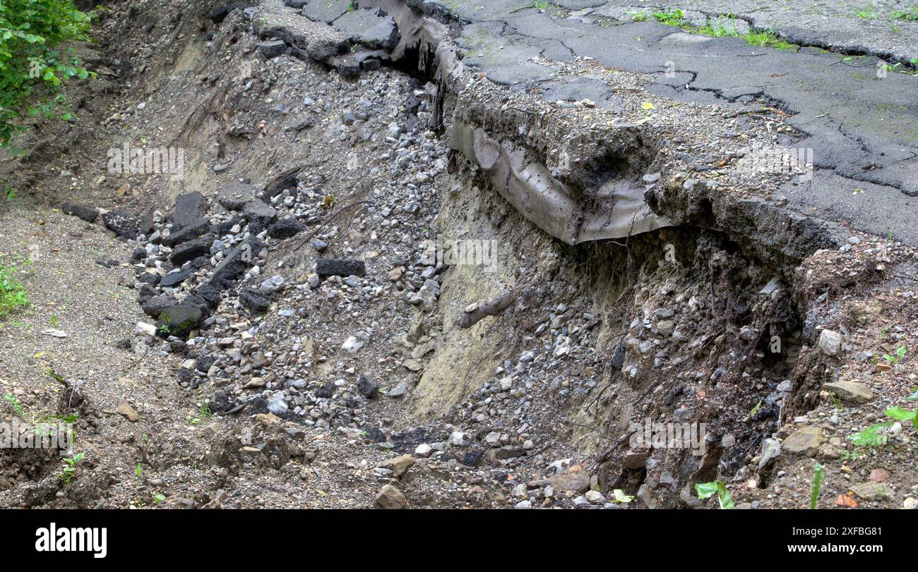 Eine kleine Straße in der Nähe der Stadt Trossingen, die durch starken Regen untergraben und ausgewaschen wurde. Stockfoto