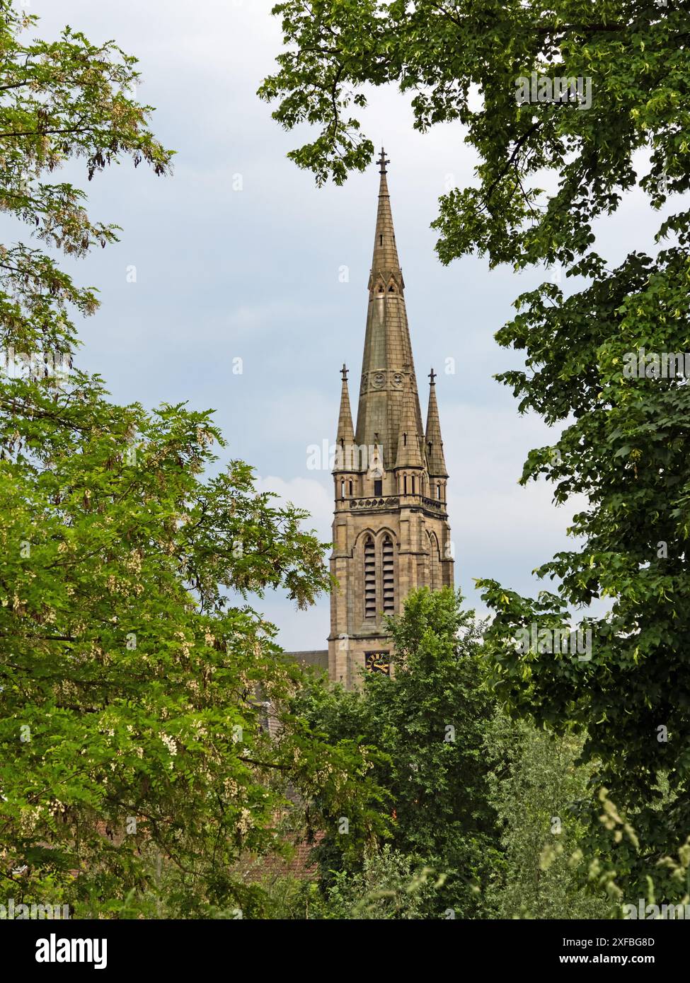 Blick auf die lutherische Kirche umgeben von Bäumen in Dortmund Hörde, Deutschland Stockfoto