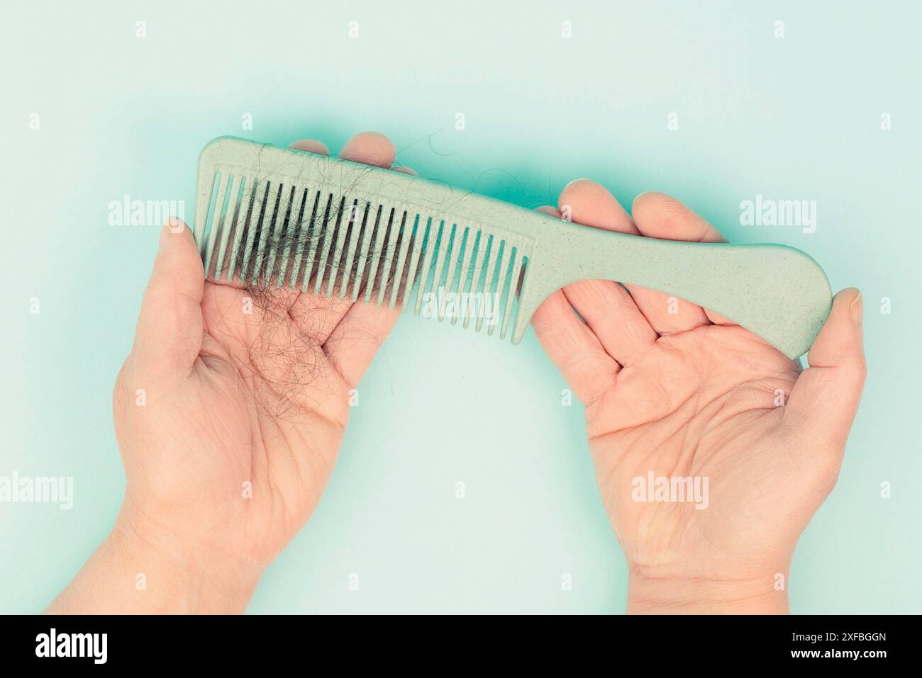 Kamm mit Haarausfall, Gesundheitsproblem, Problem des Alterns, Alopecia areata durch Stress oder Infektion, Haarbürste Stockfoto