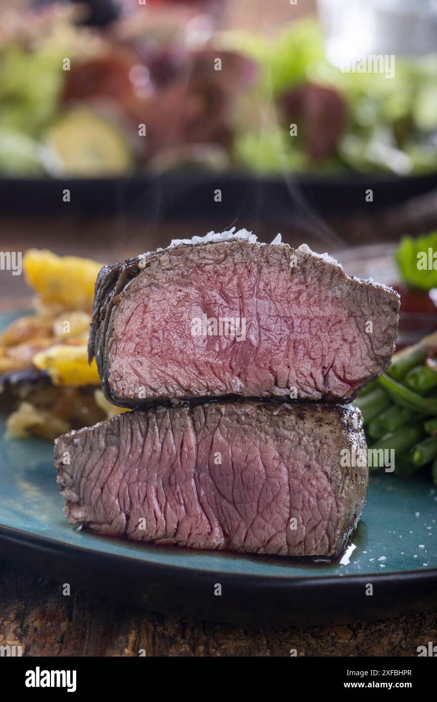 Steak mit Bohnen und Kartoffelgratin Stockfoto