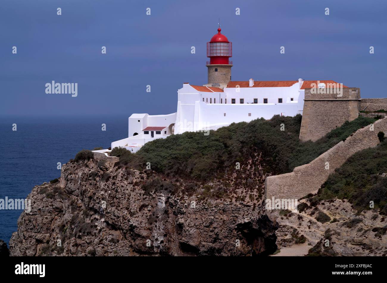 Leuchtturm Farol do Cabo de Sao Vicente, Kap St. Vincent, Sagres, Steilküste, Atlantik, Algarve, Portugal Stockfoto
