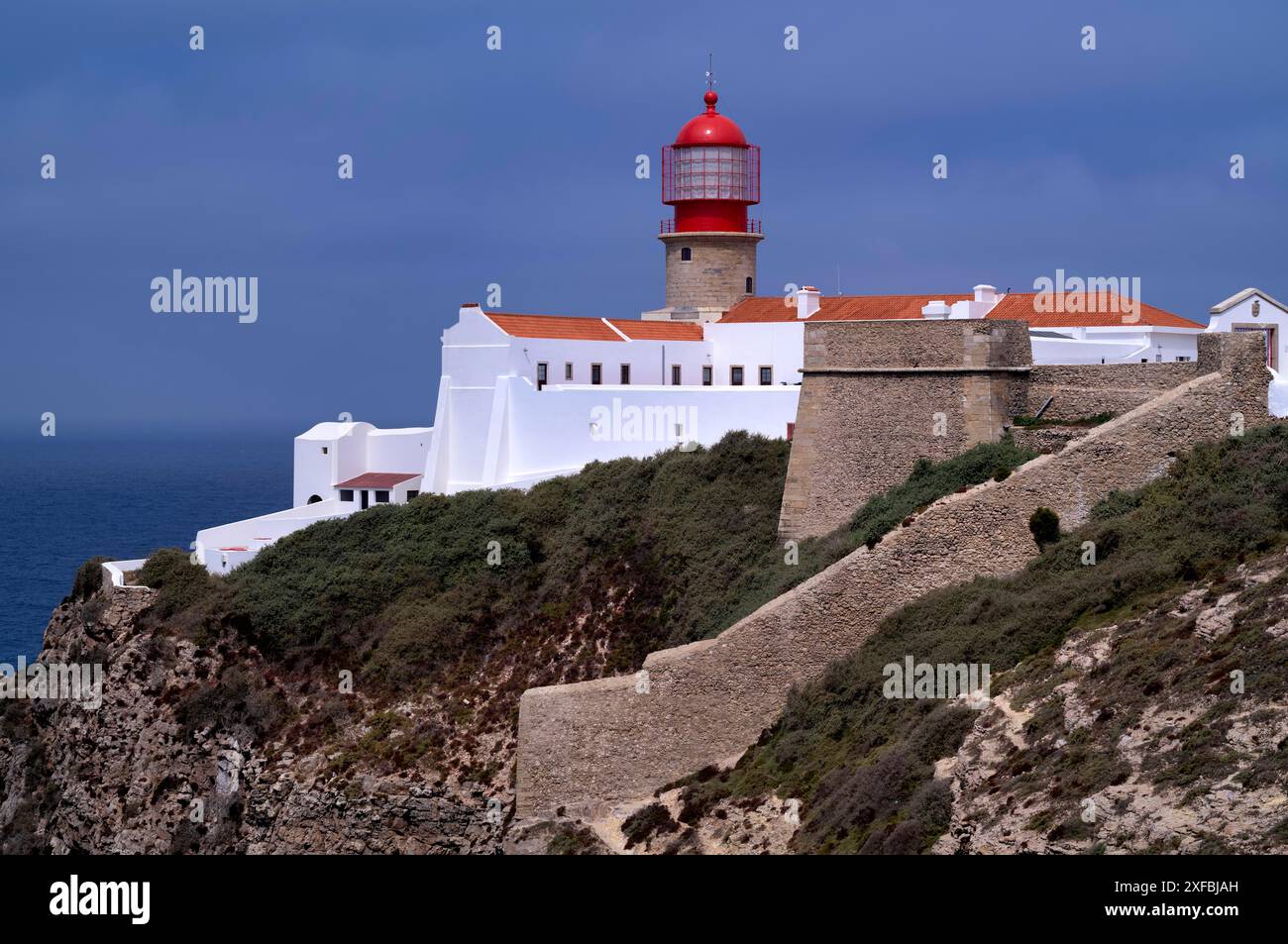 Leuchtturm Farol do Cabo de Sao Vicente, Kap St. Vincent, Sagres, Steilküste, Atlantik, Algarve, Portugal Stockfoto