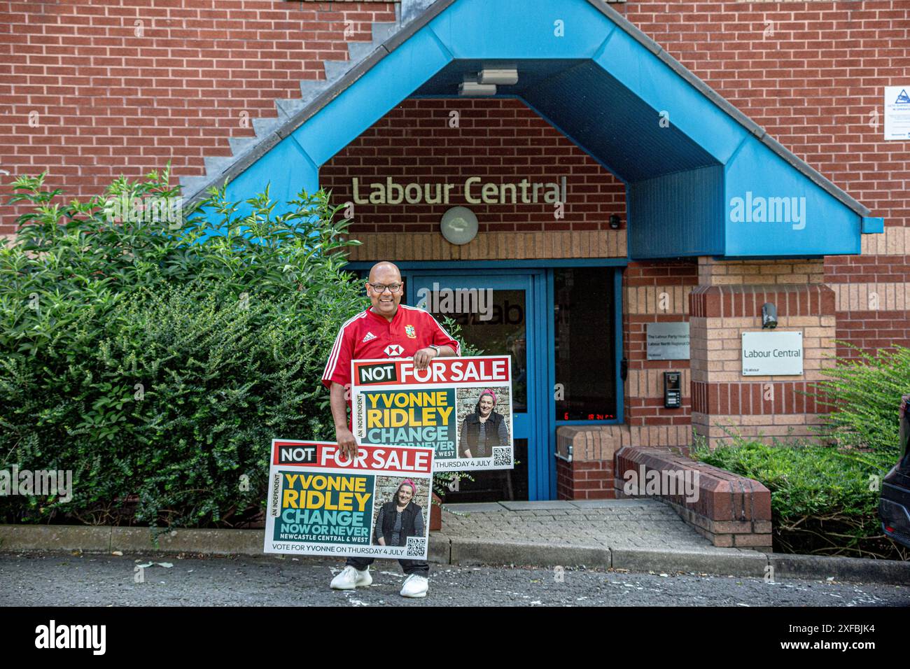 Nachdem Keir Starmer Bangladesch in Bezug auf die Einwanderungspolitik der Labour Party erwähnt hat, reagiert der britische Bengolis verärgert und organisiert Schnellproteste vor dem Labour North Central Office. In Solidarität tauchten auch Menschen aus anderen Mehrheitsländern der Welt auf und sprachen. Newcastle, England. Stockfoto