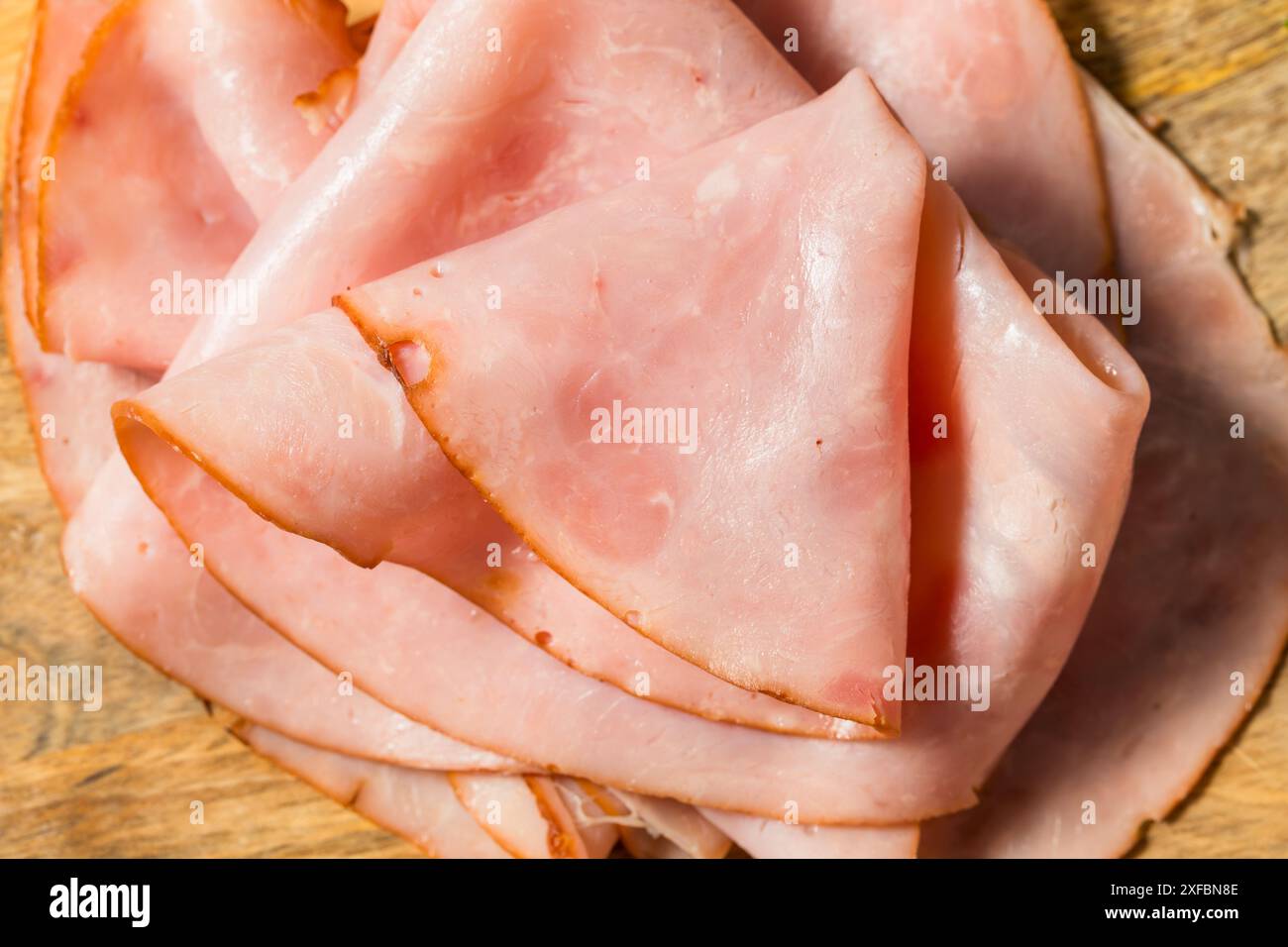 Gourmet geschnittener kaltgeschnittener Schinken, bereit zum Verzehr Stockfoto