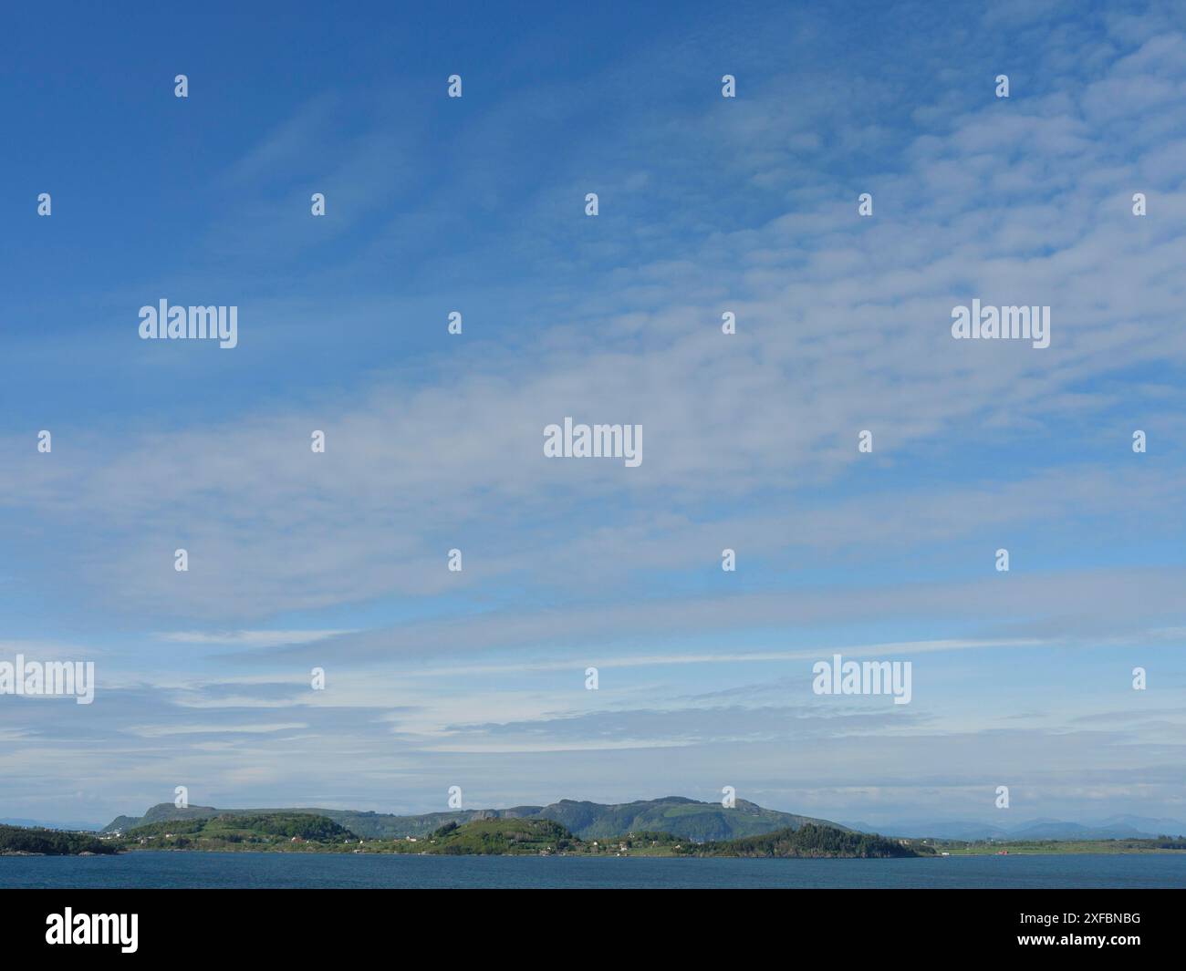 Ein Panoramablick auf das Meer mit einigen Inseln und weiten offenen Himmel mit Wolken, stavanger, norwegen Stockfoto