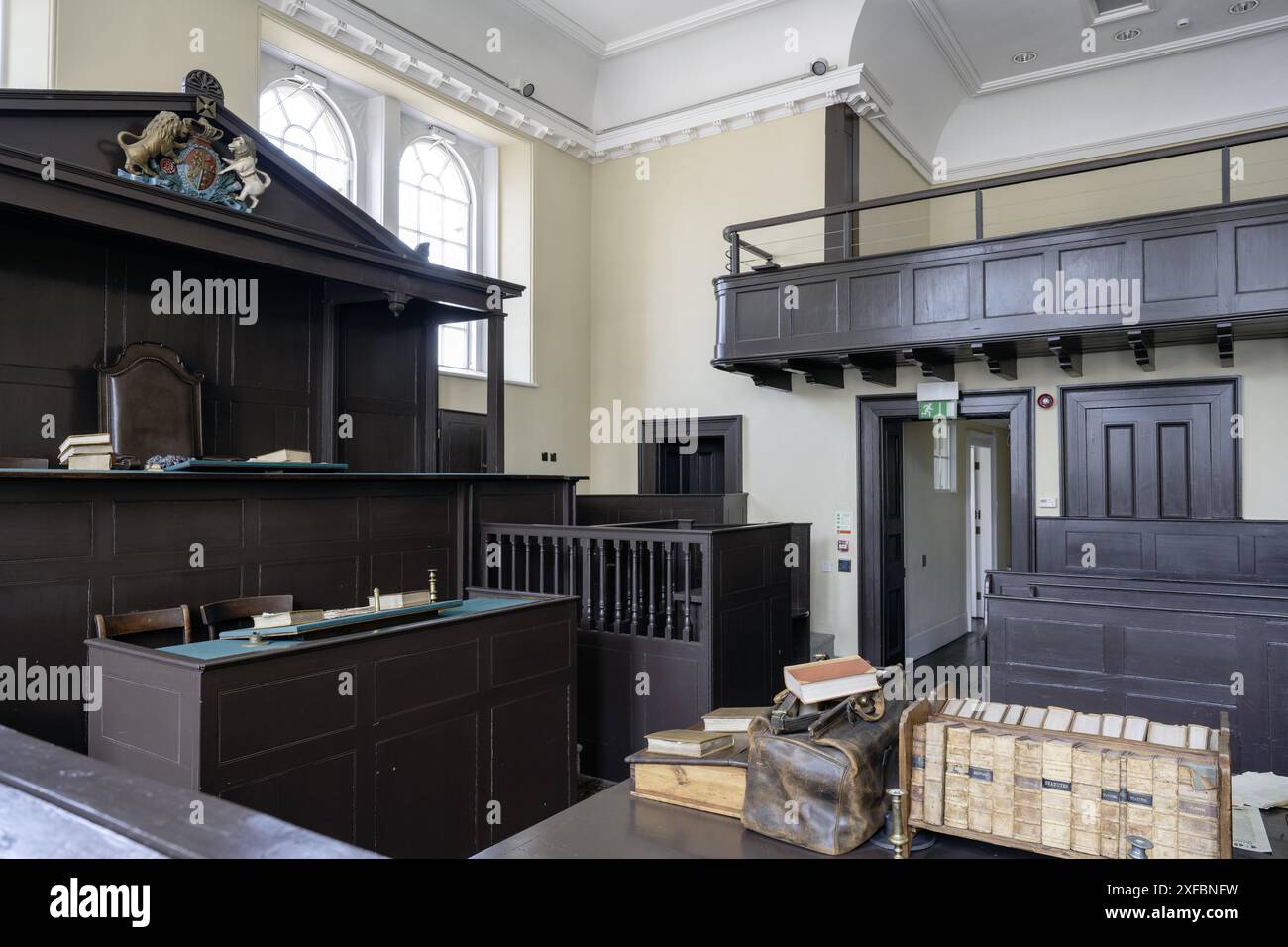 Shire Hall Museum, Agincourt Square, Monmouth, Monmouthshire, Wales, UK – Innenansicht des ehemaligen Court of Assizes und Viertelsitzungen Stockfoto