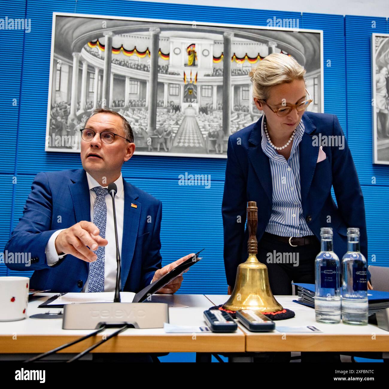 Alice Weidel und Tino Chrupalla AfD vor der Fraktionssitzung im Bundestag am 2. Juli 2024. Fraktionssitzungen im Bundestag *** Alice Weidel und Tino Chrupalla AfD vor der Fraktionssitzung im Bundestag am 2. Juli 2024 Parlamentarische Fraktionssitzungen im Bundestag Stockfoto