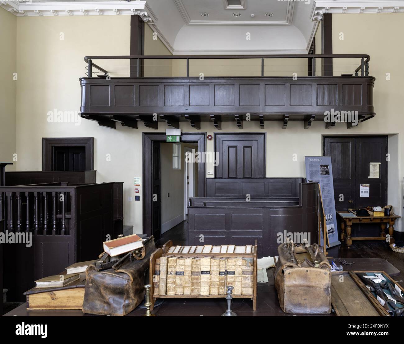 Shire Hall Museum, Agincourt Square, Monmouth, Monmouthshire, Wales, UK – Innenansicht des ehemaligen Court of Assizes und Viertelsitzungen Stockfoto