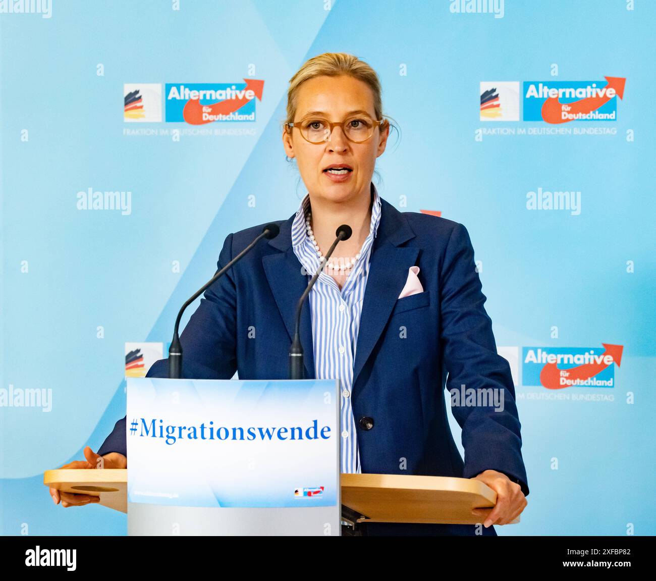 Alice Weidel AfD gibt eine Presseerklärung vor der Fraktionssitzung im Bundestag am 2. Juli 2024. AFD-Erklärung vor der Fraktionssitzung *** Alice Weidel die AfD gibt vor der Fraktionssitzung im Bundestag am 2. Juli 2024 eine Pressemitteilung der AfD vor der Fraktionssitzung ab Stockfoto