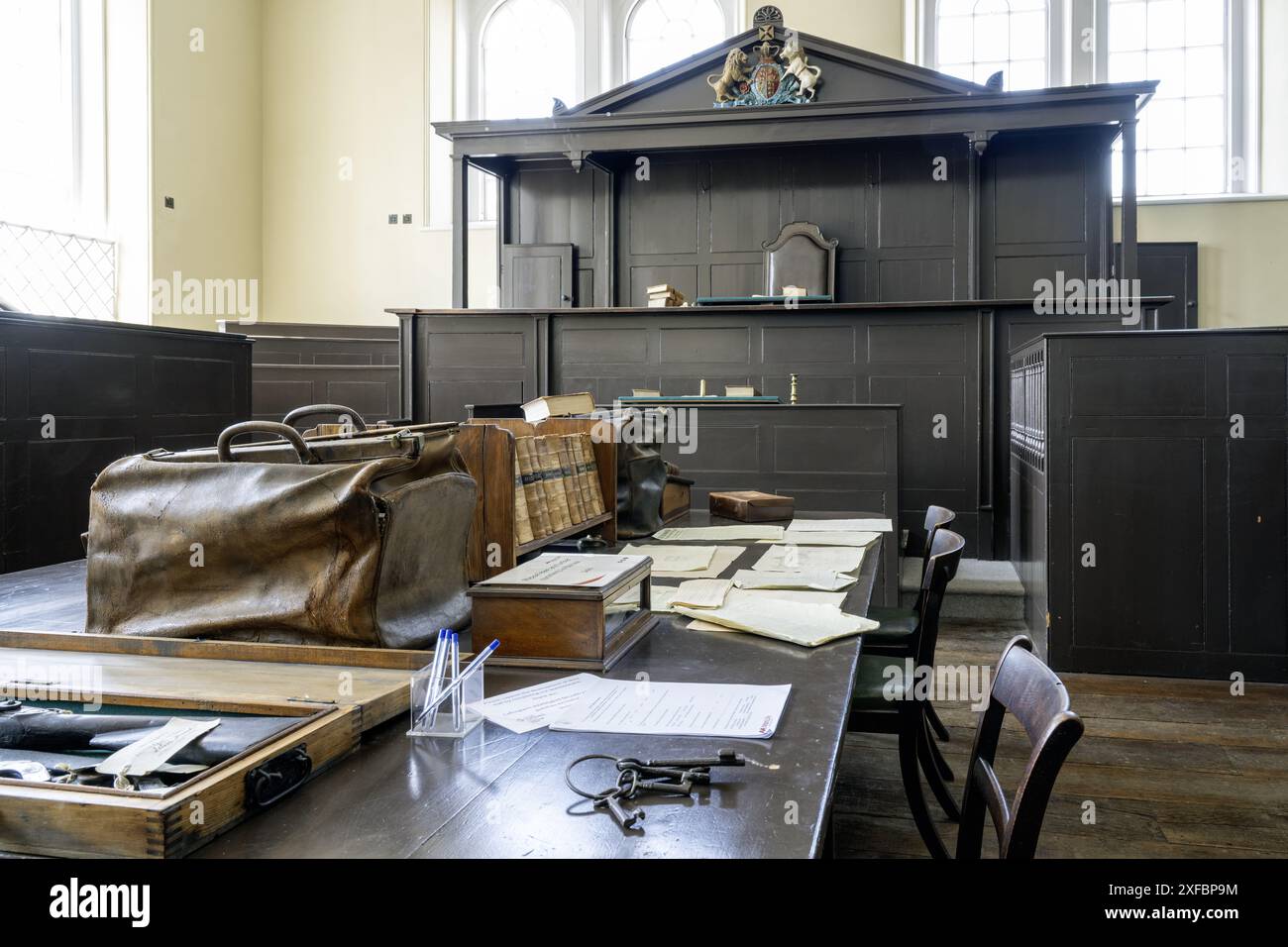 Shire Hall Museum, Agincourt Square, Monmouth, Monmouthshire, Wales, UK – Innenansicht des ehemaligen Court of Assizes und Viertelsitzungen Stockfoto
