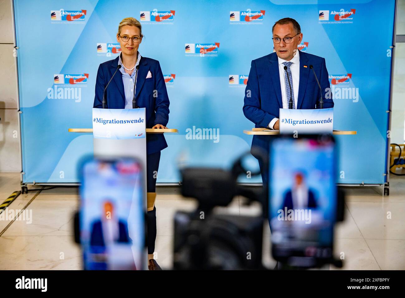 Alice Weidel und Tino Chrupalla AfD geben ein Pressestatement vor der Fraktionssitzung im Bundestag am 2. Juli 2024. AFD-Erklärung vor der Fraktionssitzung *** Alice Weidel und Tino Chrupalla AfD geben vor der Fraktionssitzung im Bundestag am 2. Juli 2024 eine Pressemitteilung der AfD vor der Fraktionssitzung ab Stockfoto