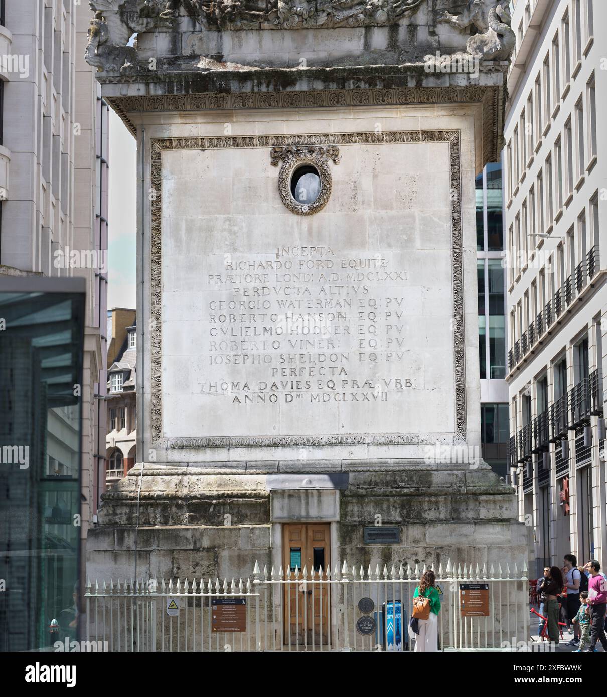 Denkmal 1677 zum Gedenken an das große Feuer in London, England, im Jahr 1666. Stockfoto