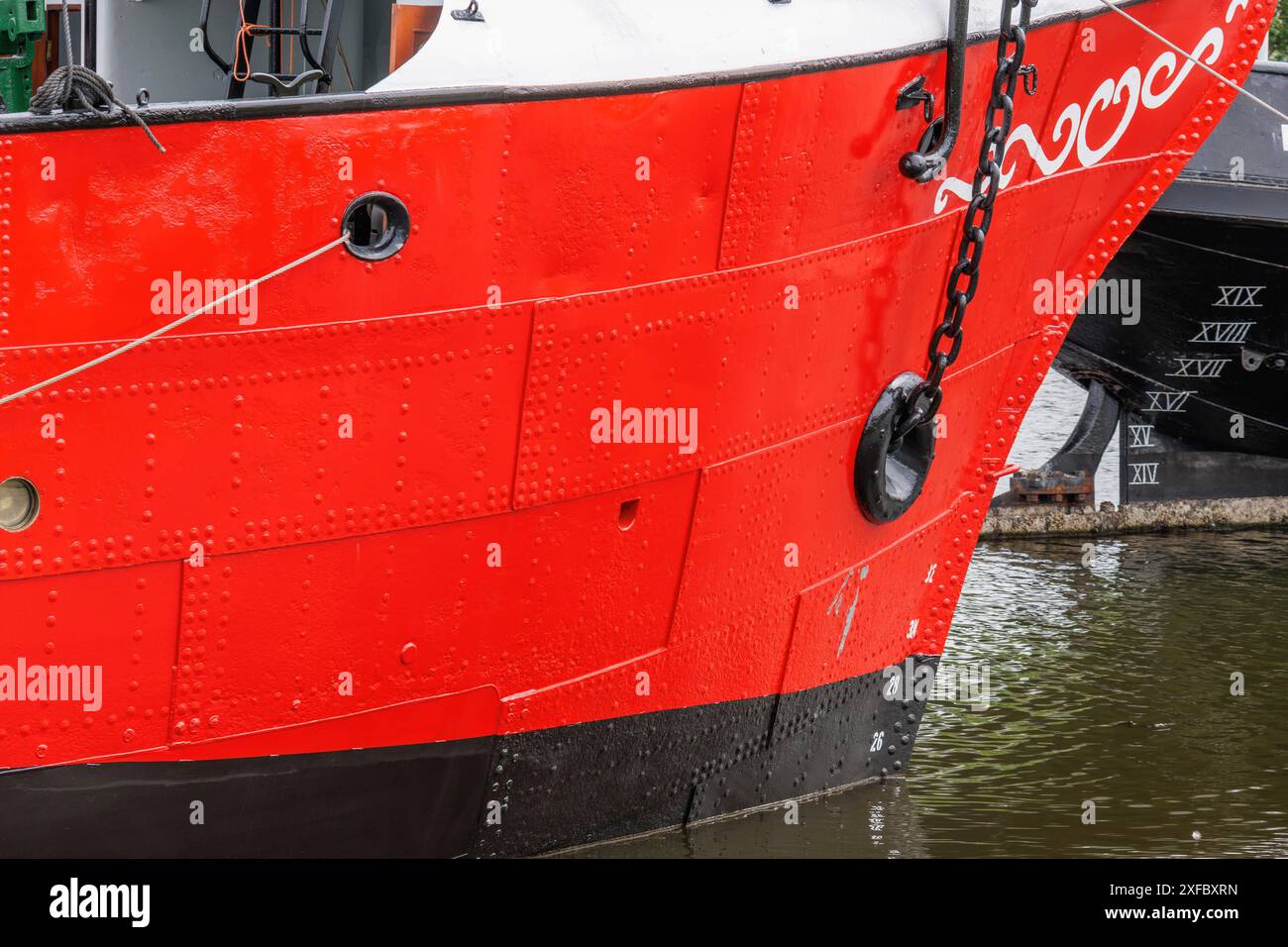 Nahaufnahme eines Schiffes mit rotem Rumpf im Hafen bremerhaven Stockfoto