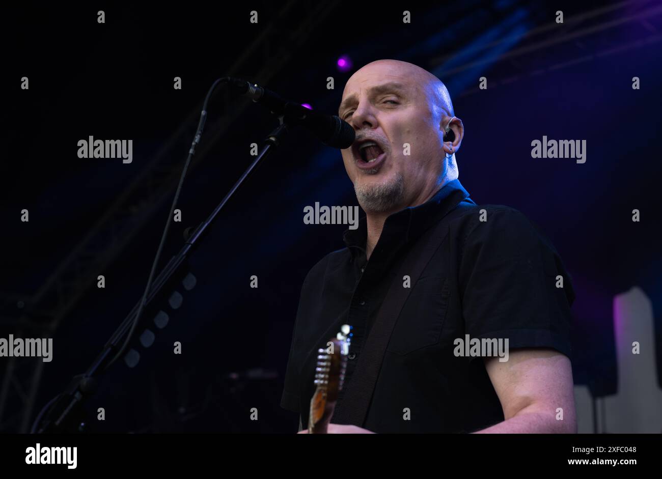 Guildford / UK - 29. Juni 2024: Baz Warne singt und spielt Gitarre mit den Stranglers beim Guilfest Music Festival, Guildford, Surrey, UK. Stockfoto
